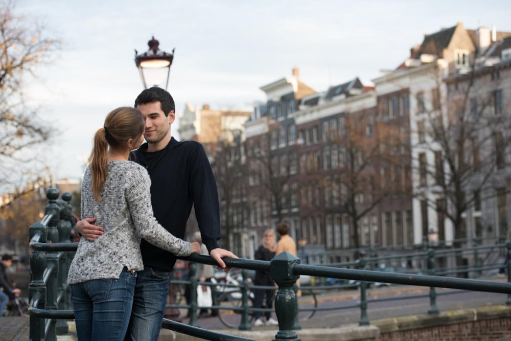 photo-of-couple-in-Amsterdam-dating-a-Dutch-person