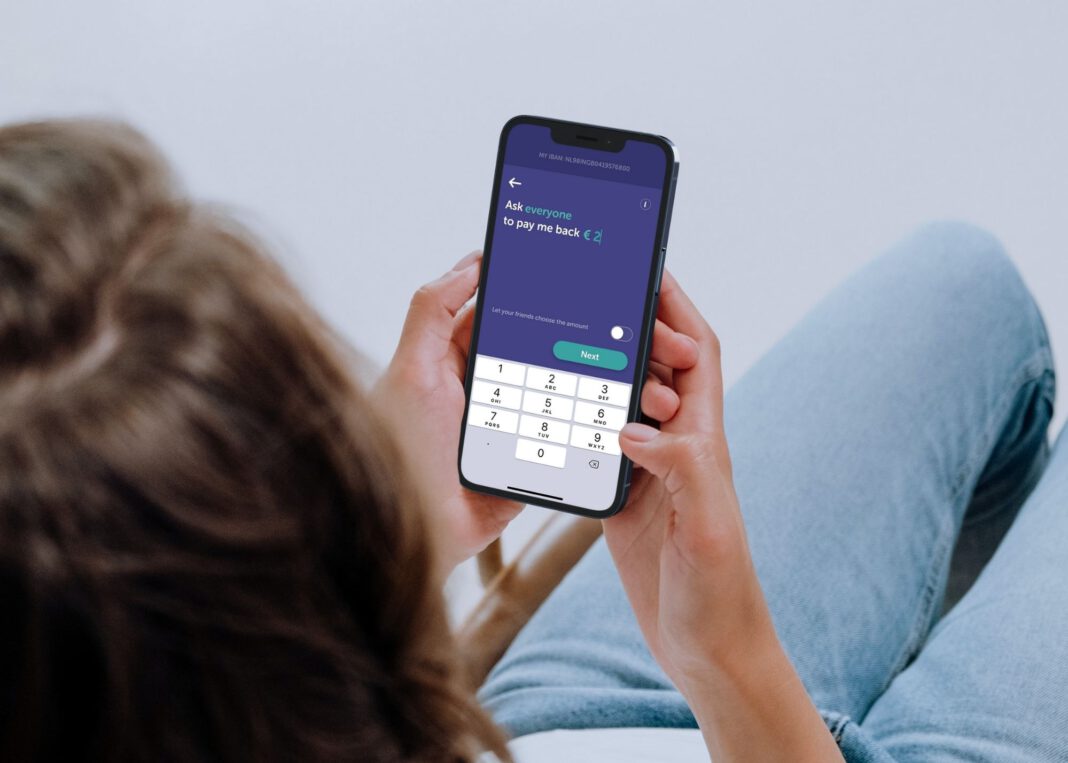 girl-using-Tikkie-on-phone