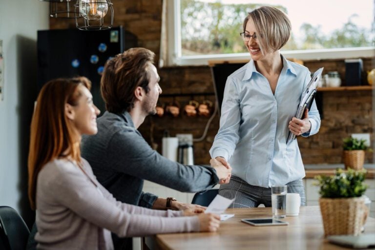 photo-of-couple-smiling-and-shaking-hands-with-realtor-after-selling-dutch-home-as-fast-as-possible