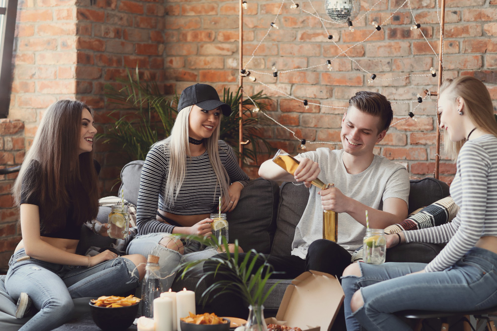 Netherlands-students-having-drinks-at-house-viewing-hospiteeravond