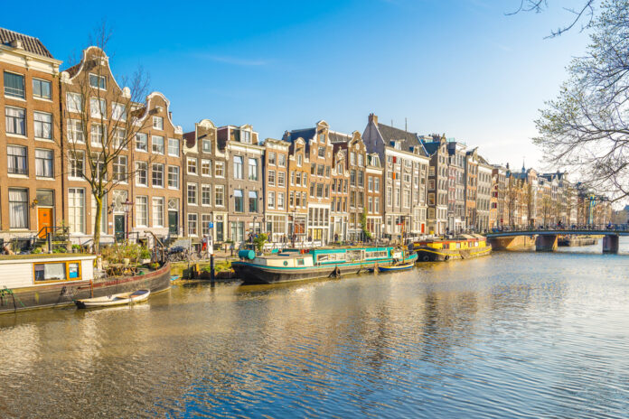 Photo-of-row-of-houses-in-the-Netherlands-in-front-of-canal