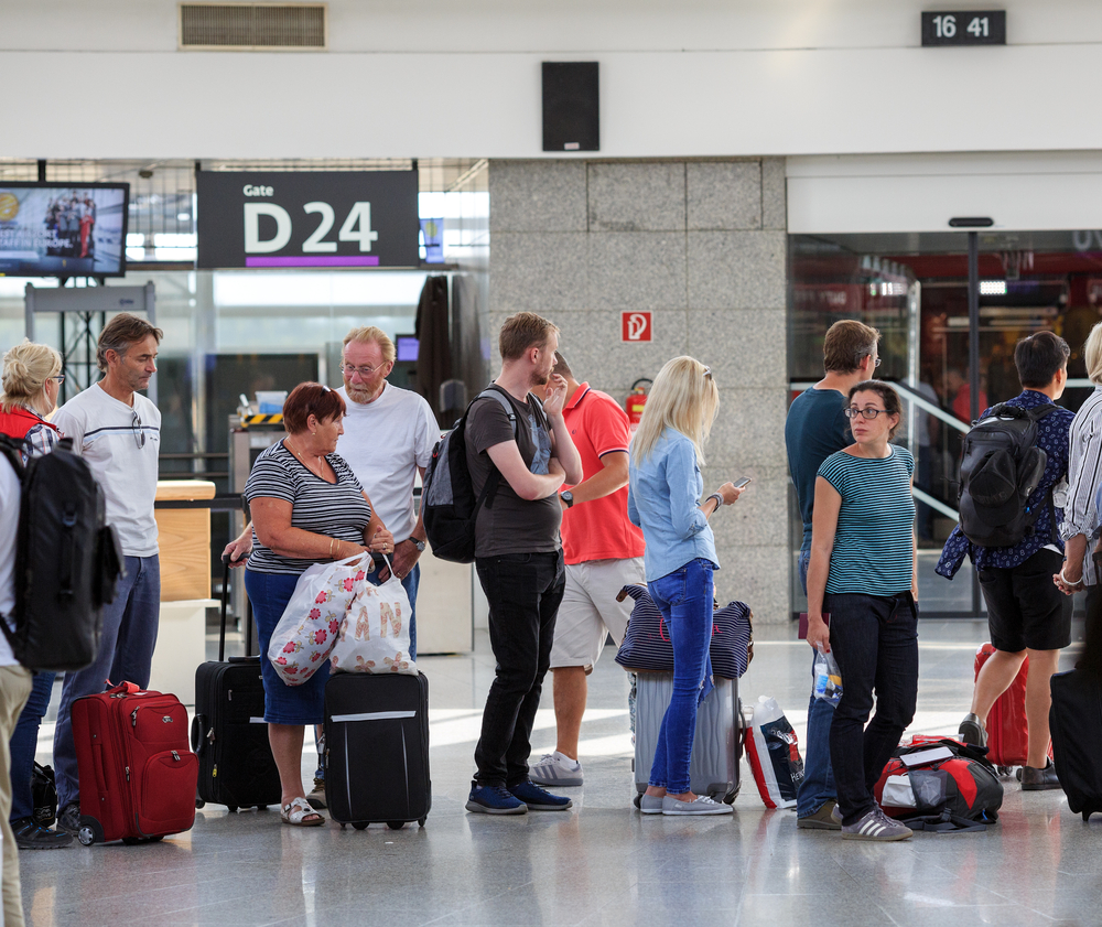 Travellers-in-line-at-Schiphol-Airport