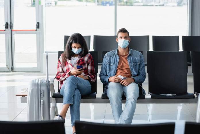 Couple-travelling-in-the-airport-wearing-masks