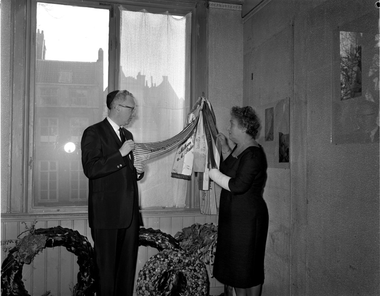 black-and-white-photo-of-truus-wijsmuller-in-1962-with-a-rabbi