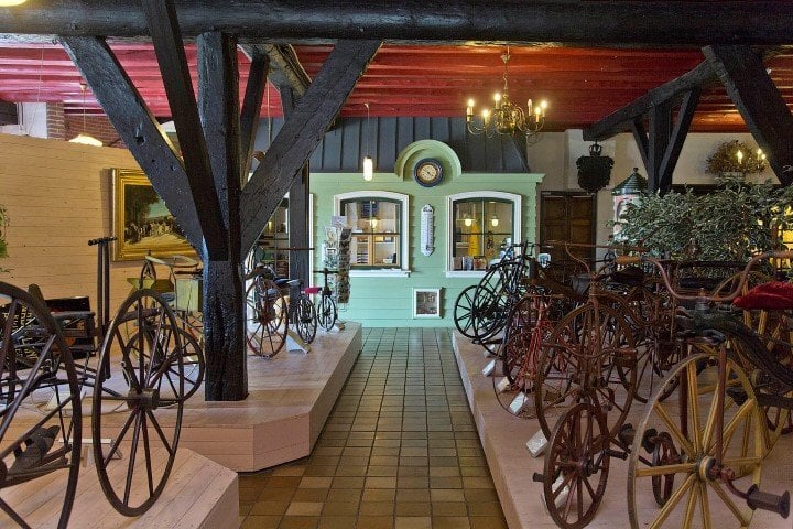 picture-of-centuries-old-bikes-at-velorama-museum-in-nijmegen-netherlands
