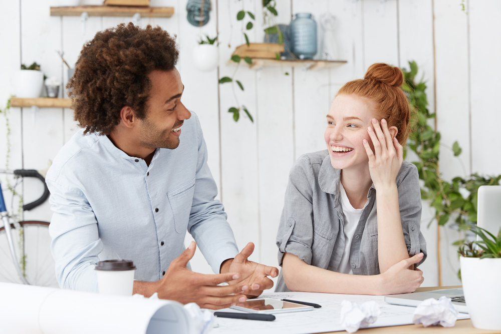 photo-of-two-people-talking-enjoying-learning-Dutch-again