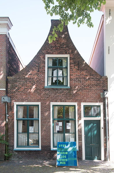 The-outside-of-the-Wevershuisje-musuem-in-Leiden