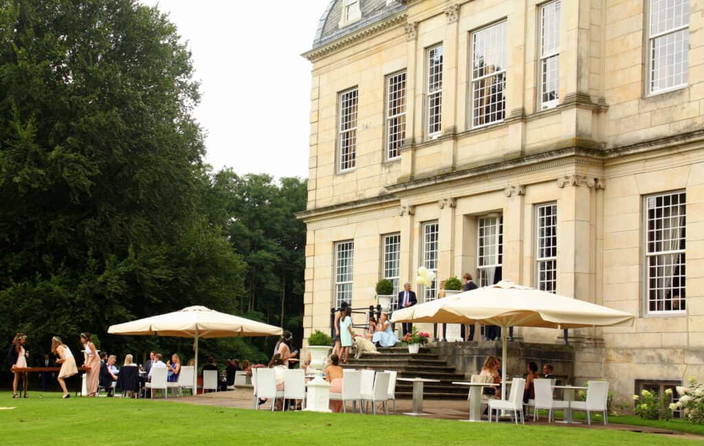 photo-of-wedding-ceremony-outside-manor-in-the-Netherlands 