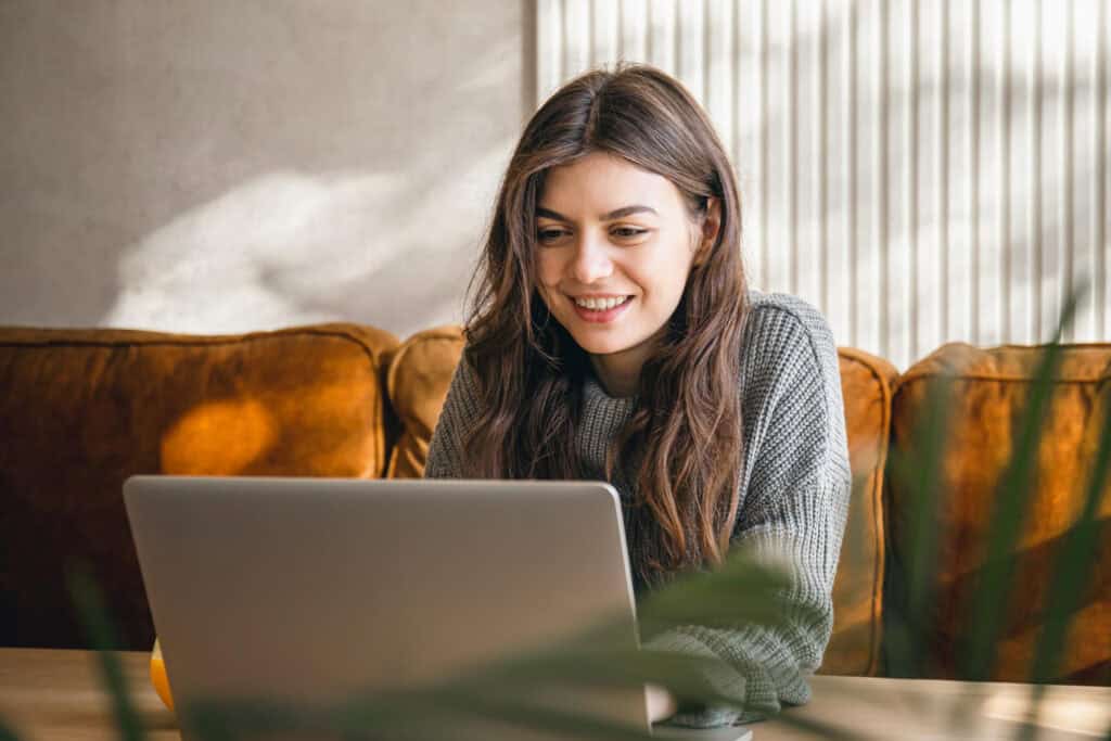 woman-taking-quick-scan-dutch-business-account-test-to-see-if-she-will-be-approved-for-business-bank-account