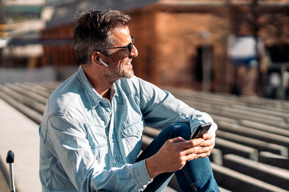 photo-of-man-looking-into-distance-while-on-phone-using-Raisin