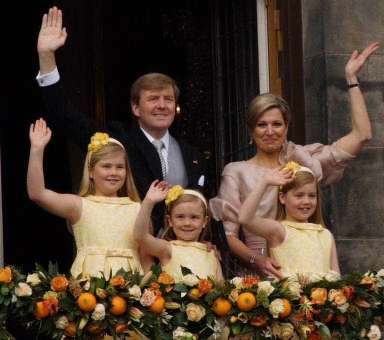 Dutch-royal-family-waving-on-balcony