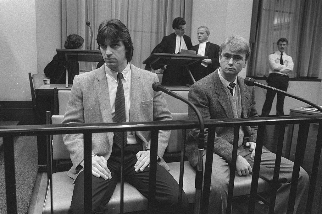black-and-white-photo-of-cor-van-hout-and-willem-holleeder-in-courtroom