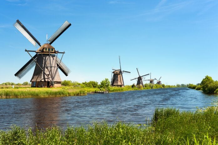windmills-at-kinderdijk-with-water-and-grass