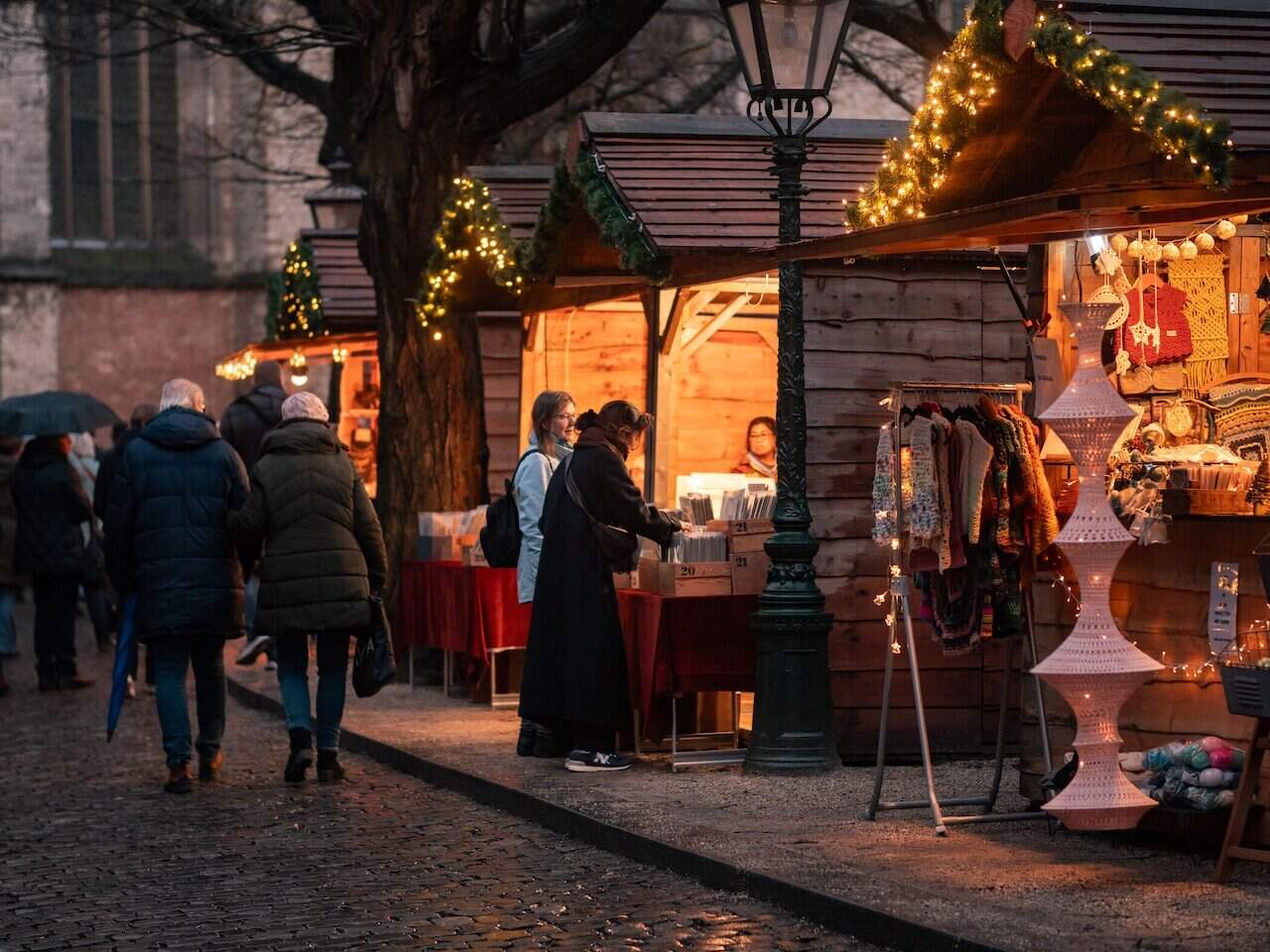 photo-of-winter-wonderland-Leiden-with-stalls-and-customer-and-church-in-backgrond