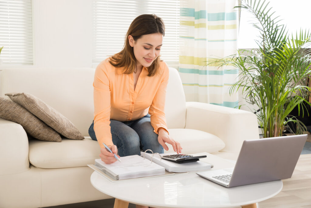 Woman-doing-her-freelance-finances-on-the-couch