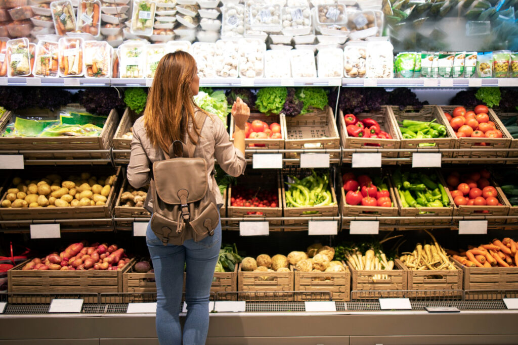 Mulher vai fazer compras em um supermercado
