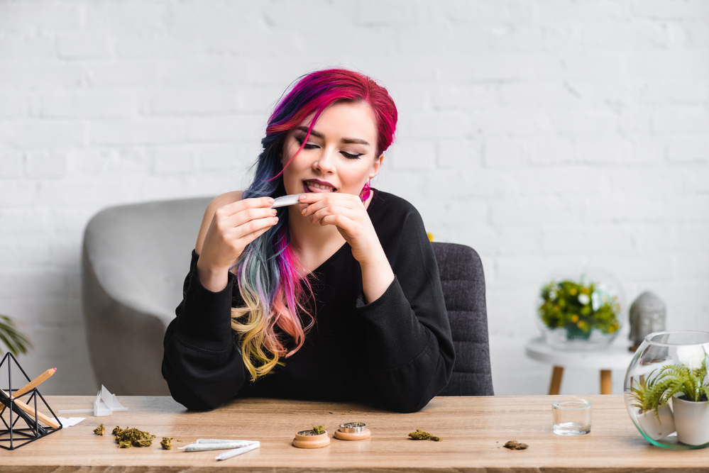 woman-with-pink-hair-sealing-joint-with-her-lips-open-grinder-on-the-table