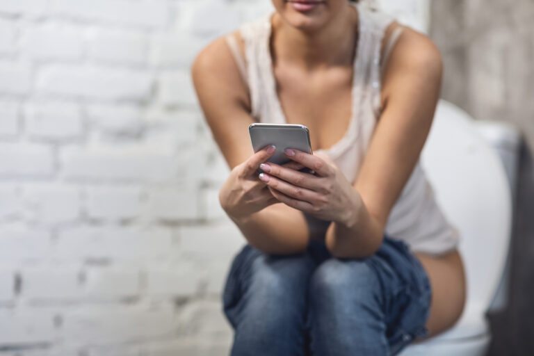 Multitasking: two-thirds of Dutchies use their phones while on the toilet