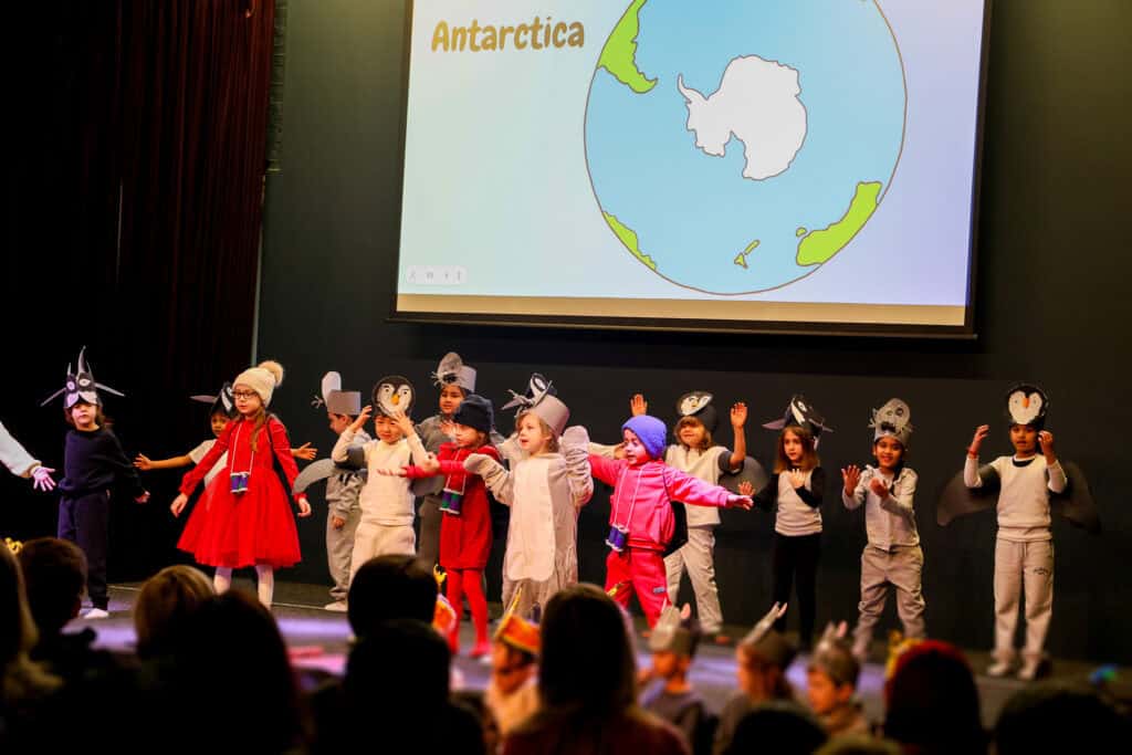 foto-de-crianças-em-escola-em-um-show-de-ameaça
