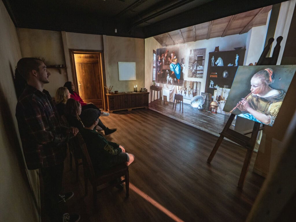 photo-of-people-watching-projection-at-Young-Rembrandt-studio-in-Leiden