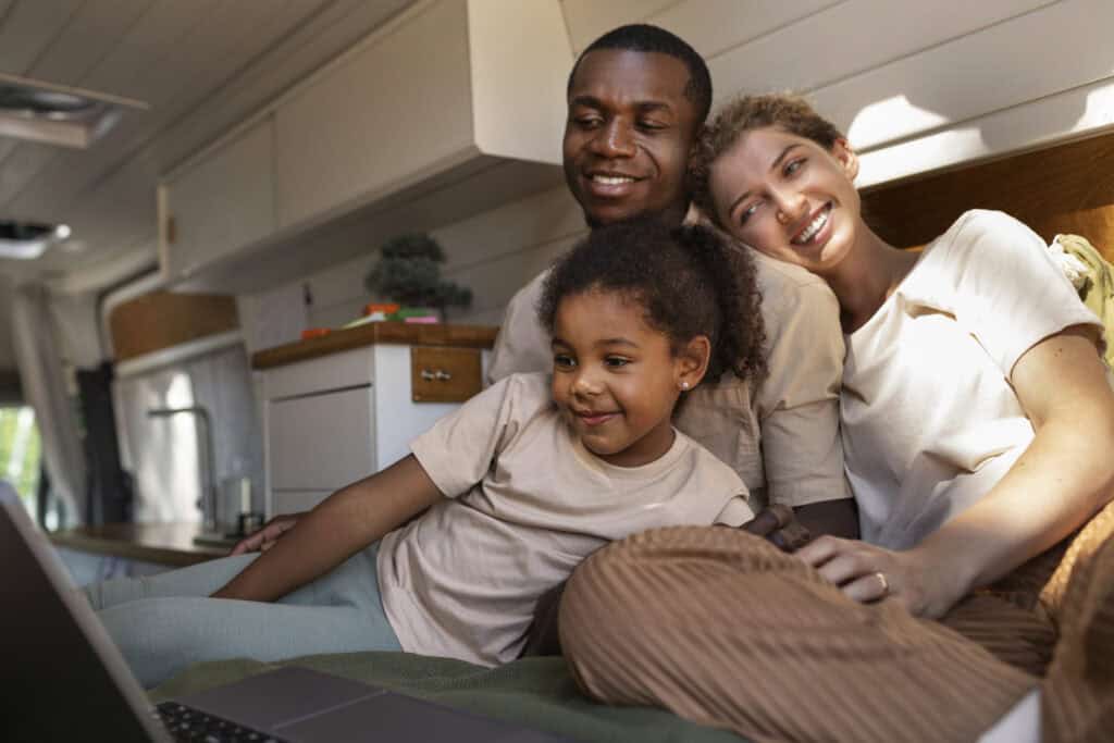 Young-family-who-banks-with-ING-looking-at-screen-smiling