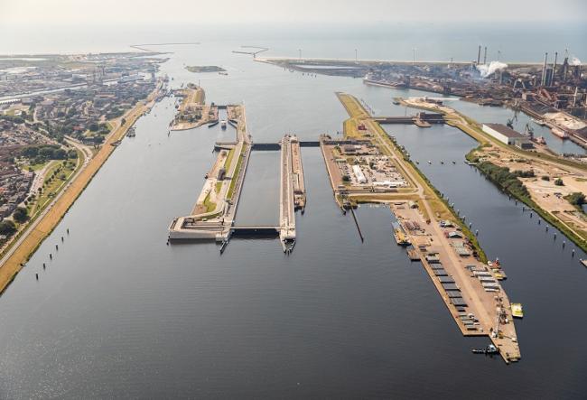 View-of-sea-lock-Ijmuiden-from-above