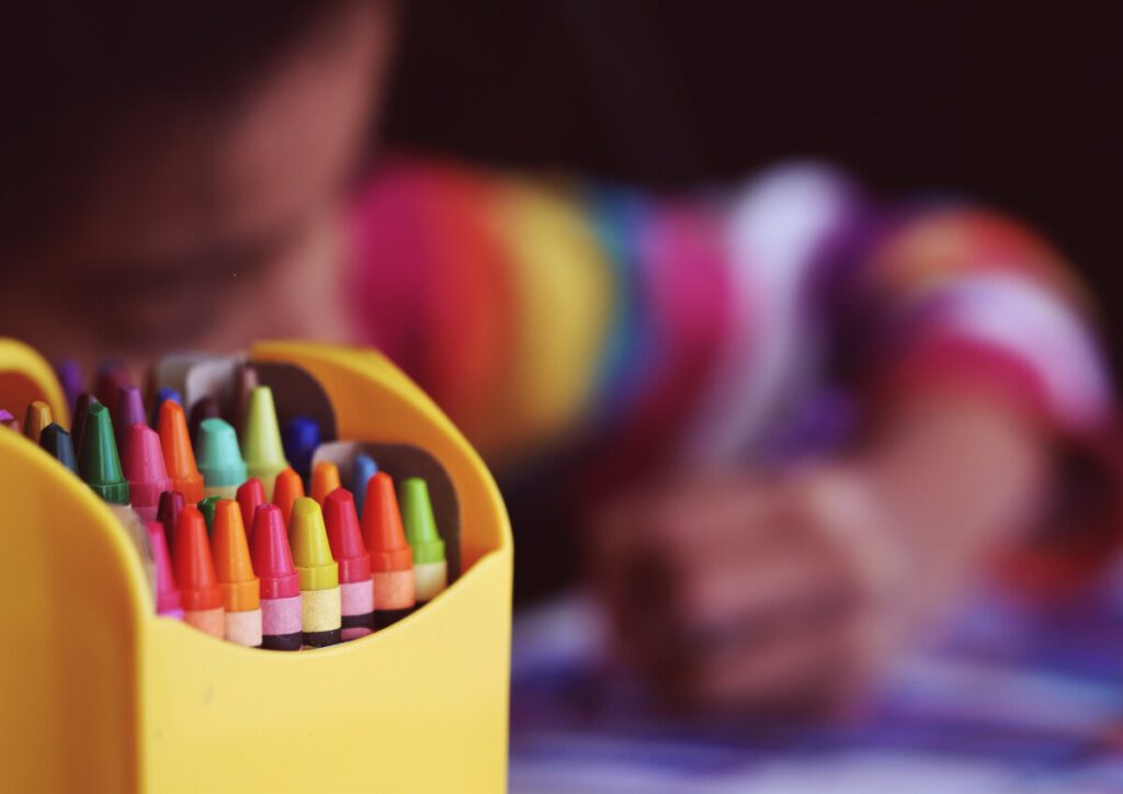 Photo-of-girl-with-crayons-primary=schools-in-the-Netherlands