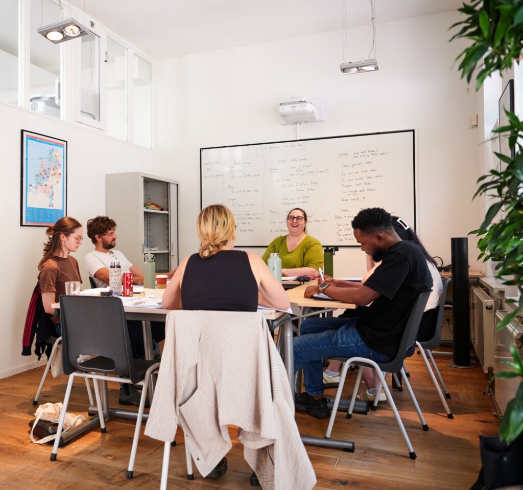 photo-of-active-classroom-discussion-in-progress-at-dutch-courses-amsterdam