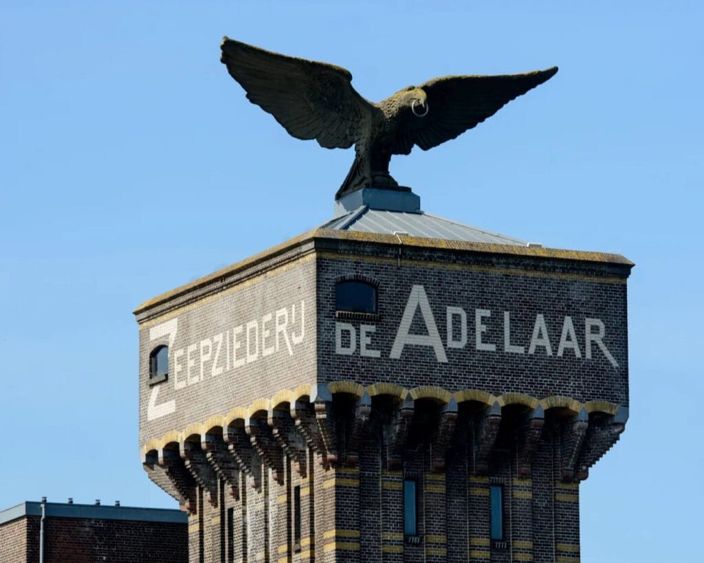 Photo-of-rooftop-statue-of-eagle-on-wormerveer-adelaar-building