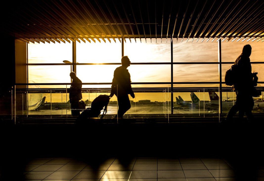 aiport-sunset-plane