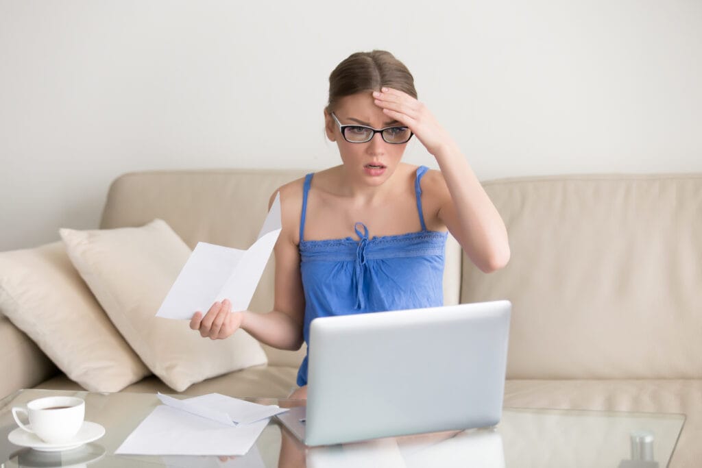 american-woman-figuring-out-how-to-get-dutch-health-insurance-on-her-computer