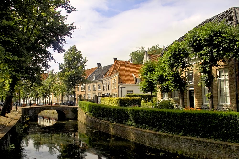 Amersfoort-canals-lined-with-trees-netherlands