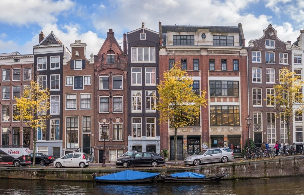 photo-of-houses-on-amsterdam-canal