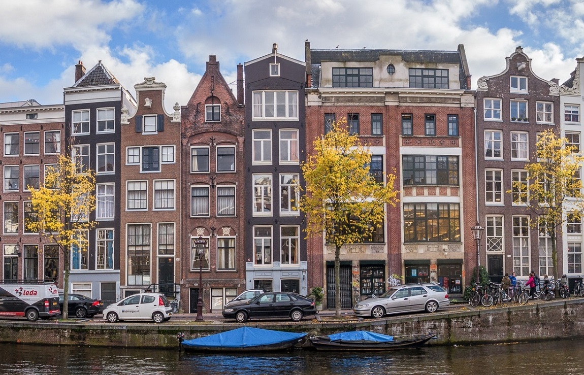 The Amsterdam Canal Houses Why Are They So Wonderfully Weird