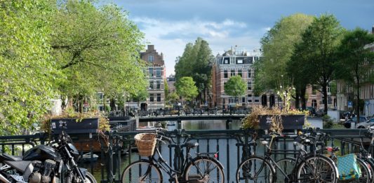 bike-on-a-canal-bank-in-Amsterdam