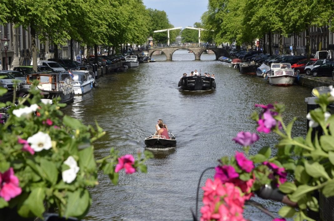 photo-of-amsterdam-during-spring-flowers-on-canals-boats-floating-happily-no-clouds-sunshine