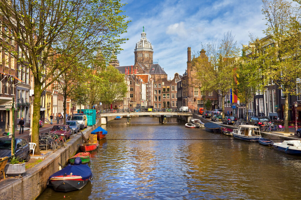 amsterdam-canal-with-boats-on-the-side