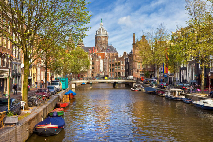 Amsterdam Canal 696x464 