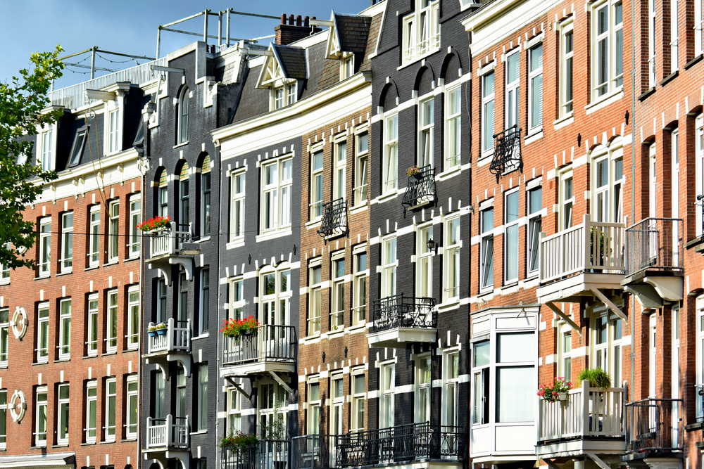 picture-of-amsterdam-building-with-high-prices-as-cons-of-moving-to-the-netherlands