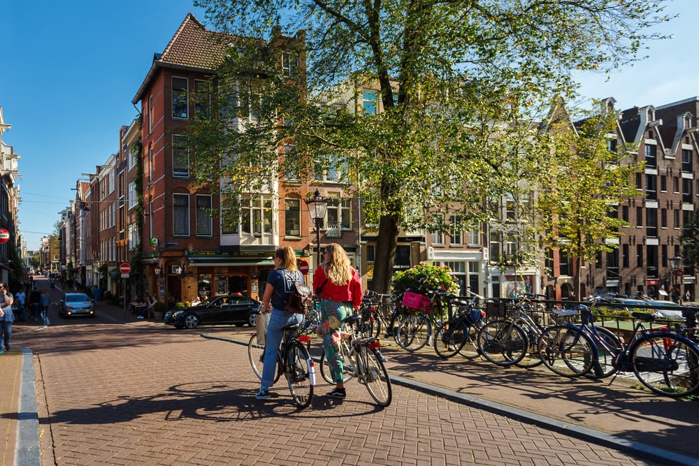 photo-two-women-on-bikes-amsterdam