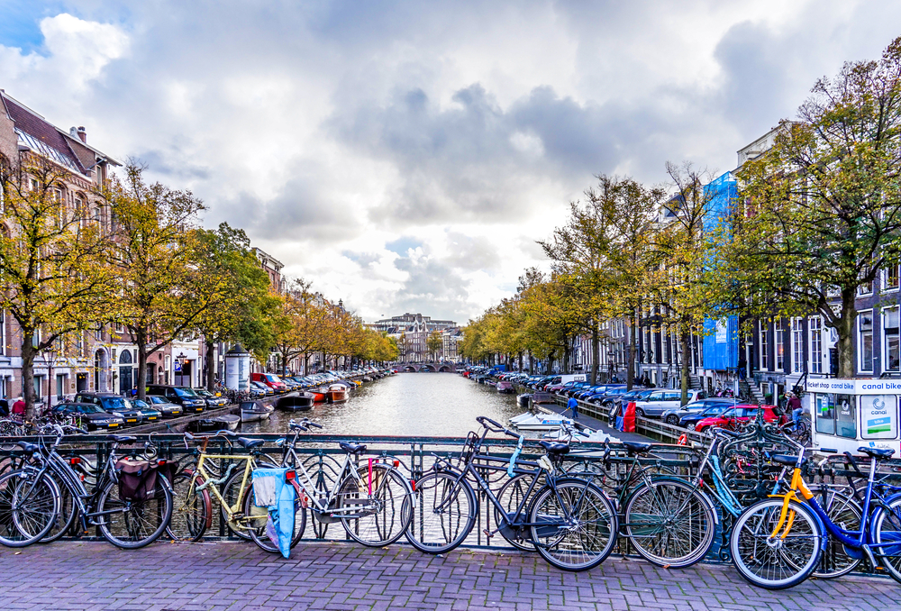 bikes-chained-up-to-bridge-leidsestraat-amsterdam