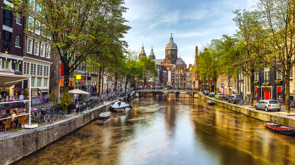 canal-in-amsterdam-with-tourism