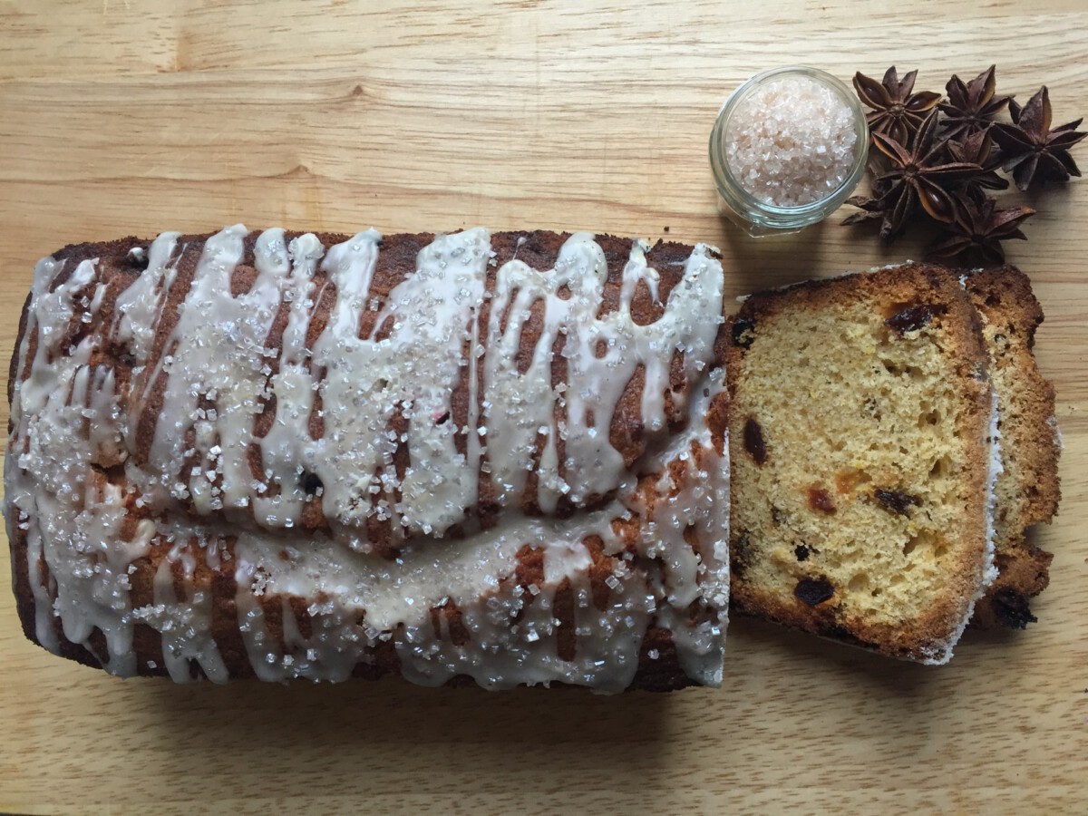 Sliced-breudher-on-a-table-with-sugar-and-anise-stars