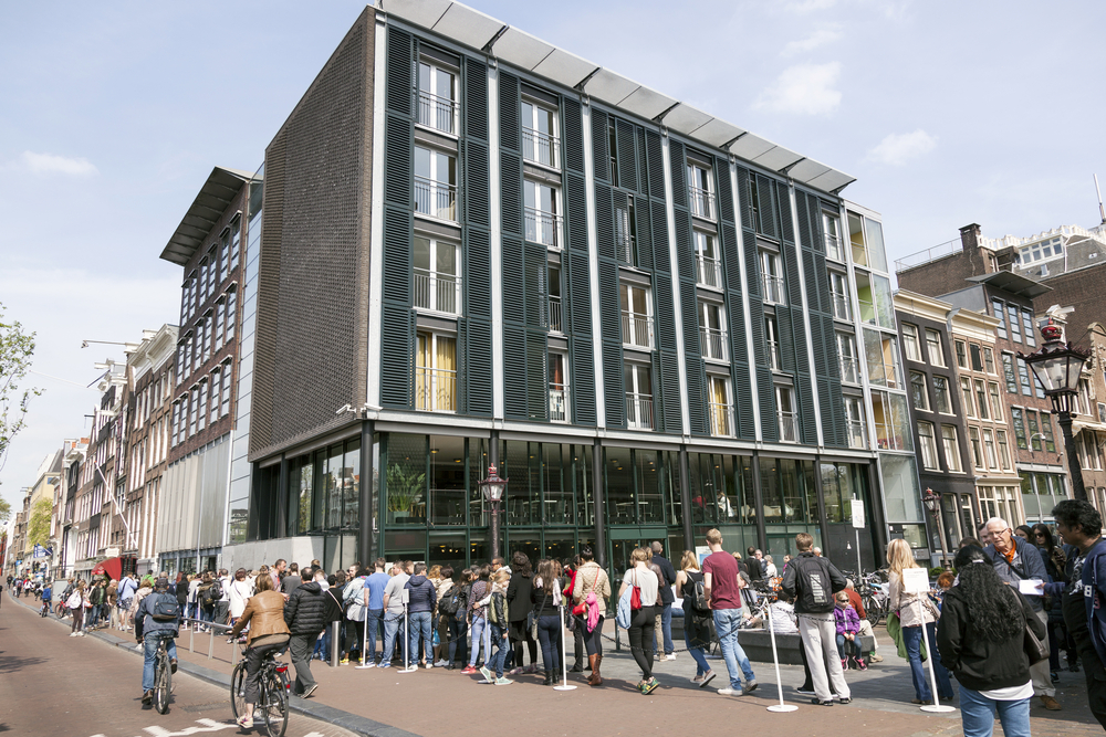 photo-of-queue-of-people-waiting-to-enter-anne-frank-house-amsterdam-tourists-netherlands