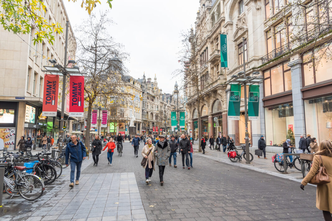 shopping-centre-antwerp-people-walking