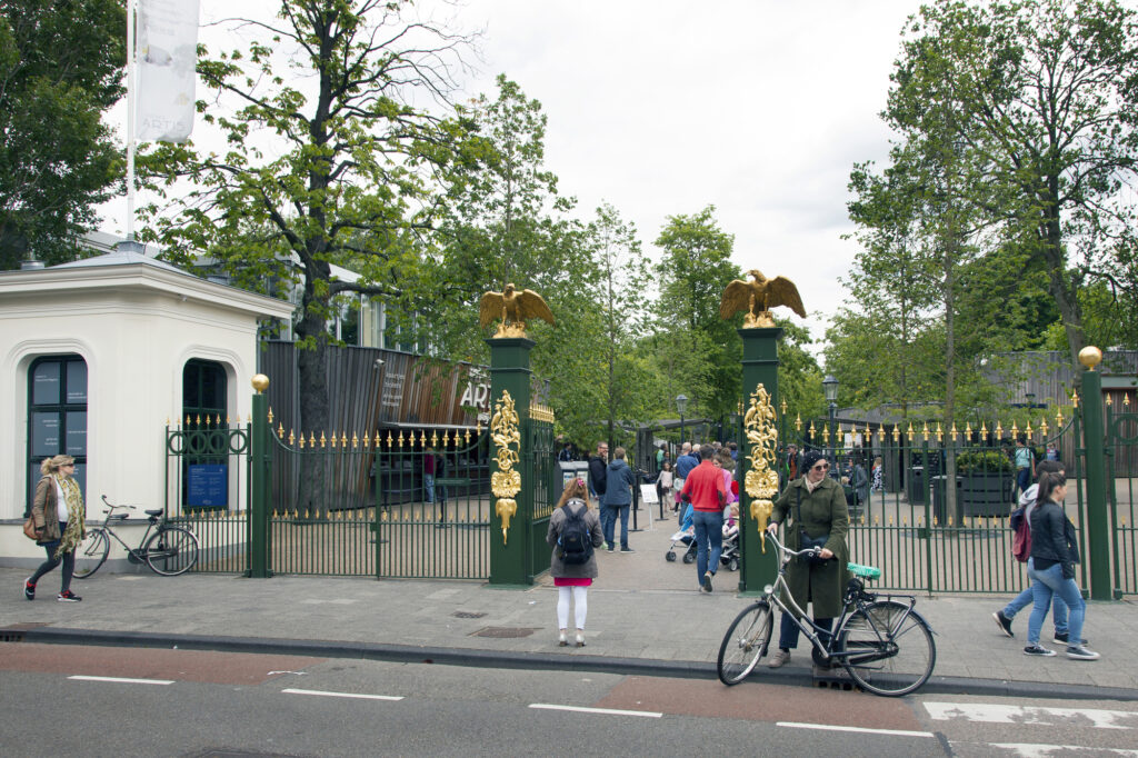 photo-of-people-arriving-at-artis-zoo-amsterdam-entrance