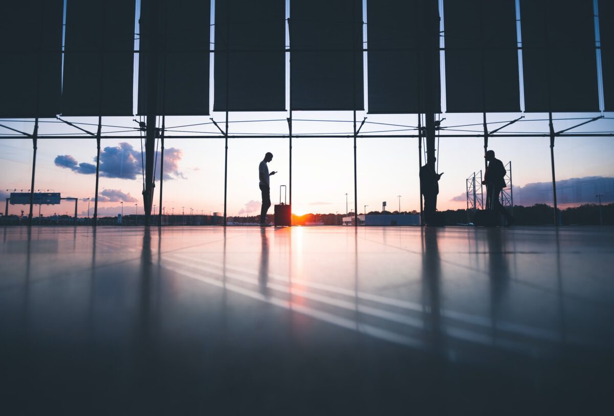 Foto-of-person-in-airport-on-phone