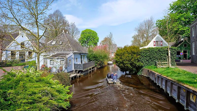 authentic-dutch-villages-visit-broek-in-waterland-canals