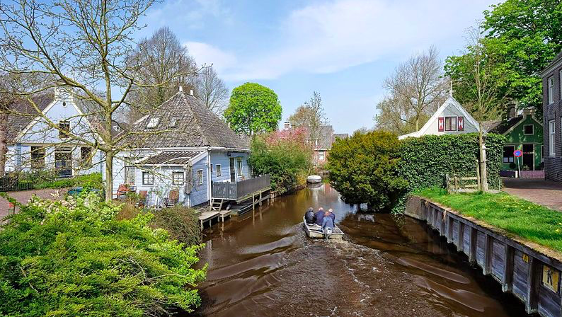 photo-of-one-of-the-Netherlands-authentic-dutch-villages-broek-in-waterland-canals