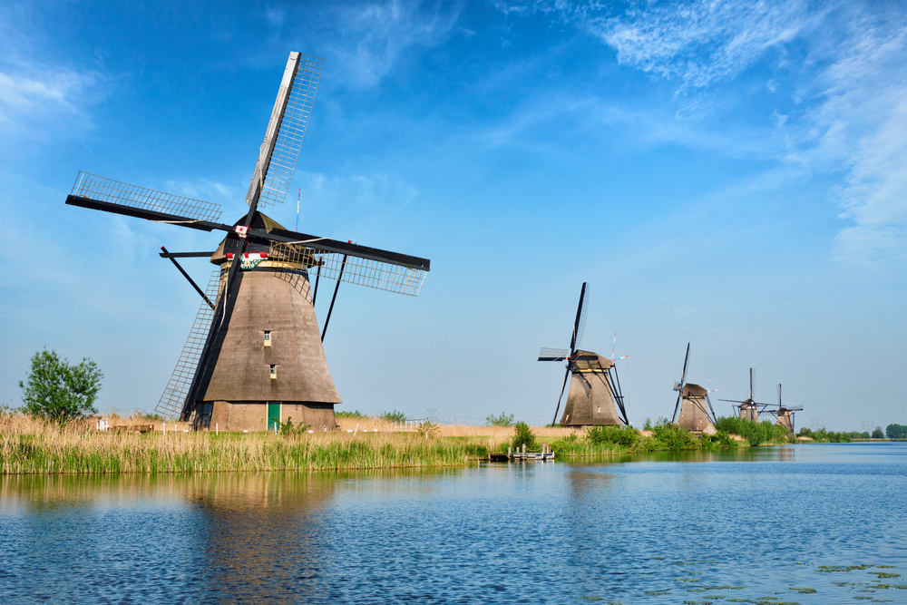 kinderdijk-windmills-by-water-on-a-sunny-day